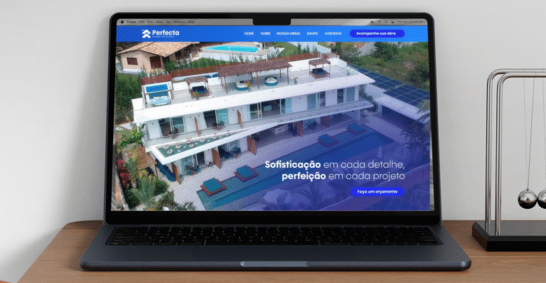 Site da Perfecta desenvolvido pela AAgência Digital aberto em um notebook